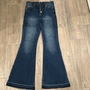 NWOT Celebrity Pink wide leg bell bottom jeans. Size 7/28. 5 button closure.